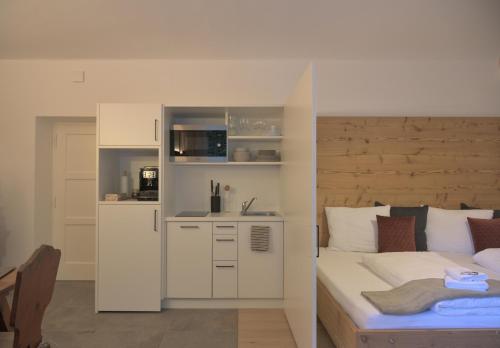 博尔扎诺CityChalet romantic Bozen的一间白色卧室,配有床和厨房