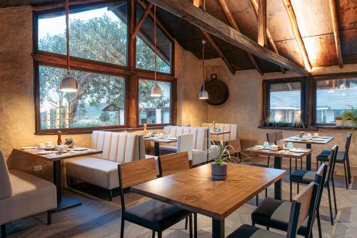 Machachi其卡般巴旅舍的餐厅设有桌椅和窗户。