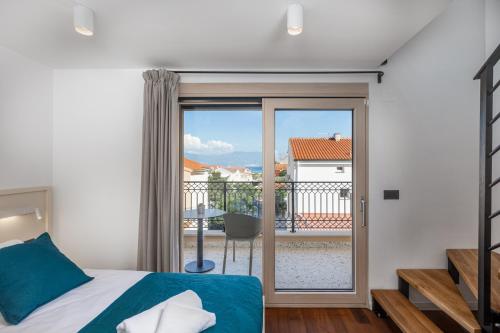 巴斯卡Vila Iris Baška的一间卧室设有一张床,享有阳台的景色