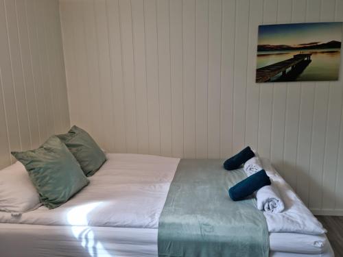 欧坎哥Bårdshaug studio apartment的客房内的白色床和枕头