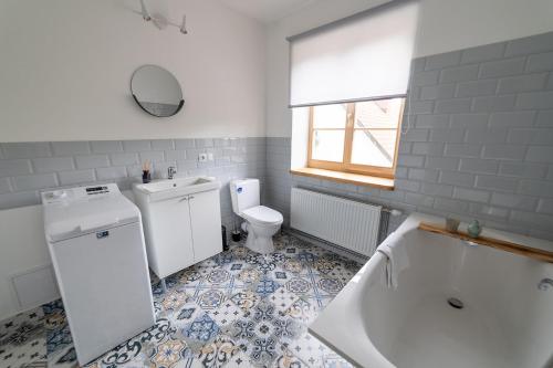 塔尔西Apartaments Nr. 33 ( Viesu Nr. 4)的带浴缸、卫生间和盥洗盆的浴室