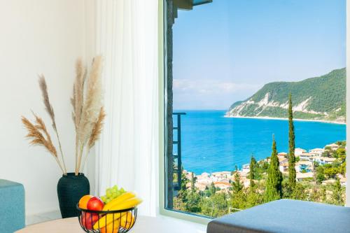 阿约斯尼奇塔斯Mylos Mountain Villas- Villa Giorgio的窗户前的桌子上放着一碗水果