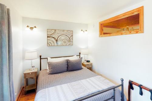 博兹曼Grand Avenue Retreat的一间卧室配有一张带2个床头柜和2盏灯的床。