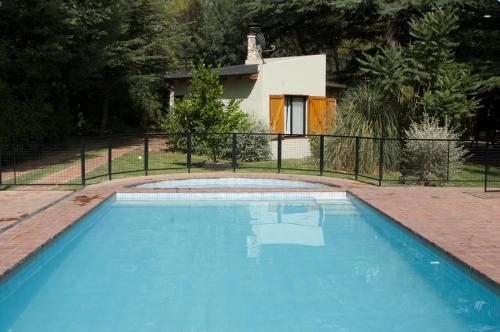 凡塔纳镇Cabañas La Morera的一座大蓝色游泳池,位于房子前