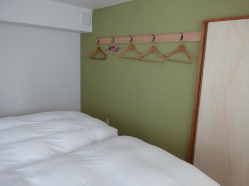 京都Kyoto City - Hotel - Vacation STAY 88891v的一间卧室配有一张床,墙上绿荫环绕,设有衣架