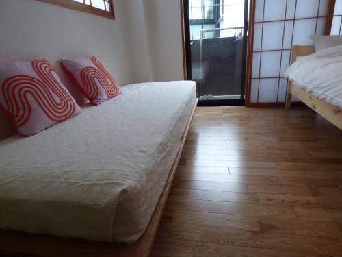 京都Kyoto City - Hotel - Vacation STAY 88891v的一间卧室配有两张带红白色枕头的床