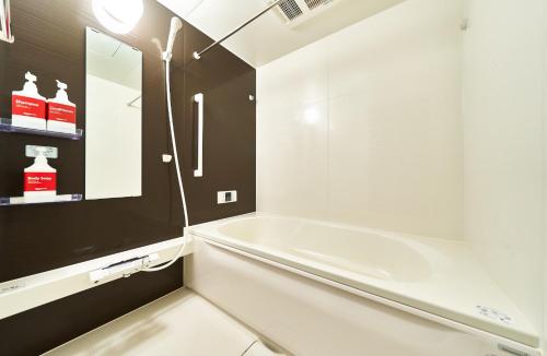 木更津Rakuten STAY HOUSE Kisarazu的白色的浴室设有浴缸和水槽。