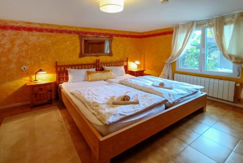 拉奥罗塔瓦Finca Paraiso Monturrio Oase der Ruhe的一间卧室配有一张大床和两条毛巾
