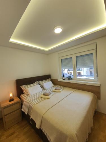 弗尔尼亚奇卡矿泉镇Verona 25的一间卧室设有一张大床和一个窗户。