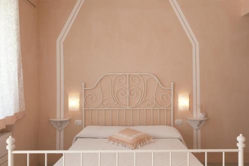阿尔法诺纳塔科雷亚尔托农家乐的卧室内的白色床头板