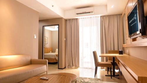 Golden Tulip Balikpapan Hotel & Suites的休息区