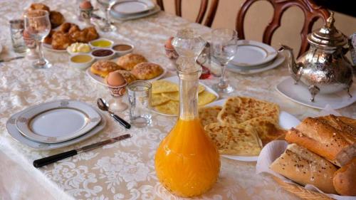塔鲁丹特Riad Benyara的一张桌子,早餐包括鸡蛋面包和橙汁