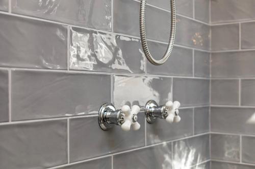 夏洛特5 stars in Eastover的瓷砖浴室设有软管淋浴