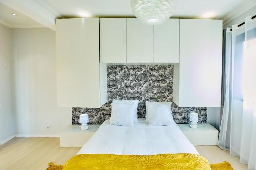 塔那那利佛Tranokely的卧室配有一张带两个枕头的大白色床
