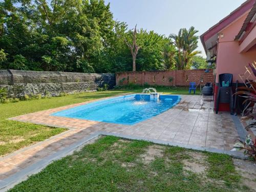 Kampong Alor GajahA'Famosa Villa 884的一座房子后院的游泳池