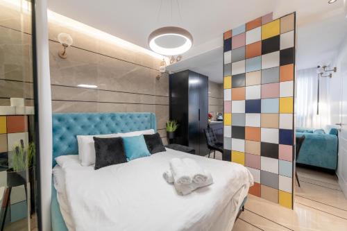 Colors Suites in Netanya客房内的一张或多张床位