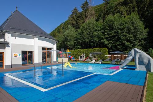 库多瓦-兹德鲁伊佛得角蒙大拿疗养Spa酒店的一个带滑梯的游泳池和一个游乐场