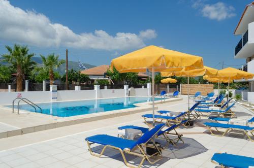 拉加纳斯Lecini Studios的一个带蓝色椅子和黄色遮阳伞的游泳池