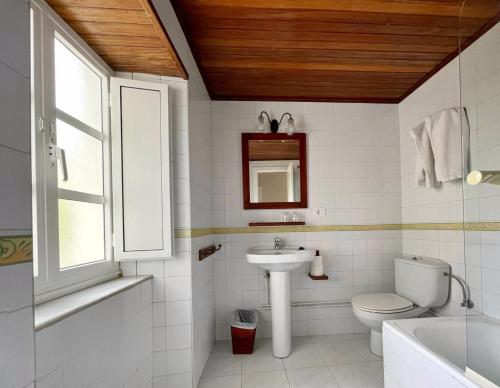 巴雷罗斯Grupo Las Catedrales - Casa Amadora的白色的浴室设有水槽和卫生间。