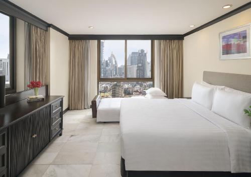 曼谷曼谷格蓝总统饭店的酒店客房设有两张床和大窗户。