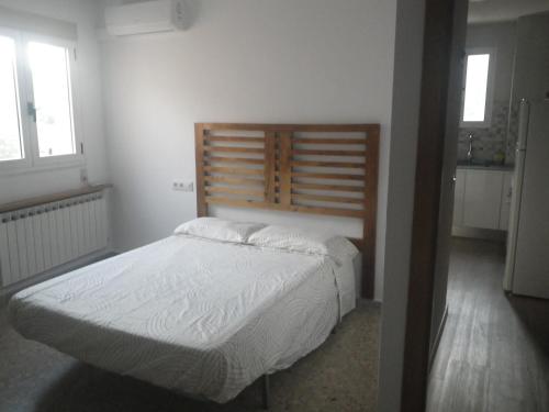 科利德纳尔戈Cal toà的一间卧室配有一张带木制床头板的床