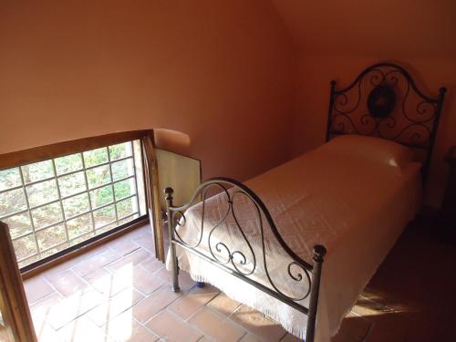 SantʼAngelo a FasanellaResidence Il Convento的一间卧室设有一张床和一个窗口