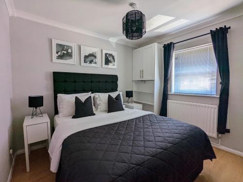 海维康Saffron Court by Wycombe Apartments - Apt 08的一间卧室设有一张大床和一个窗户。