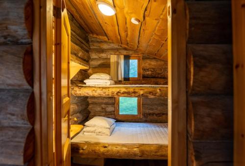 萨利色尔卡Arctic Log Cabins的小木屋内的一个房间,里面有一个床