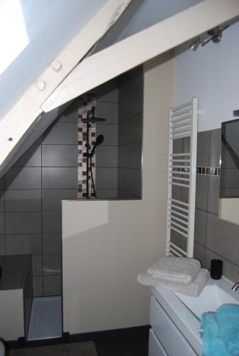 OssunLa Ferme aux Fleurs的一间带白色柜台和水槽的浴室