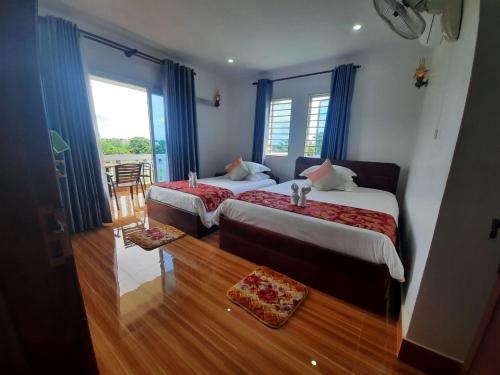 暹粒Realkhom Homestay的酒店客房设有两张床和一个阳台。