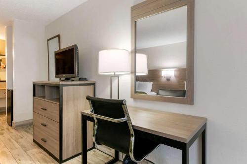 圣奥古斯丁圣奥古斯丁直销购物中心品质酒店的客房设有一张带电视和镜子的书桌