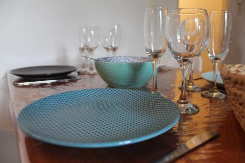 索米尔Appartement calme proche de la Loire的一张带蓝板和酒杯的木桌