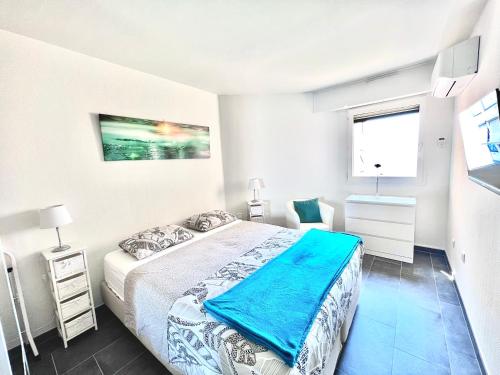 戛纳VILLA MAUPASSANT BORD DE MER的白色的卧室设有床和窗户