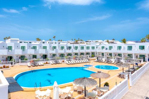 卡门港拉斯阿德尔法斯酒店的度假村游泳池的图片