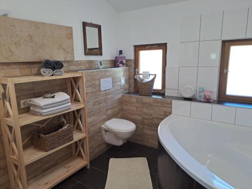 费尔德基兴Ferienhaus Spitzer的带浴缸、卫生间和盥洗盆的浴室