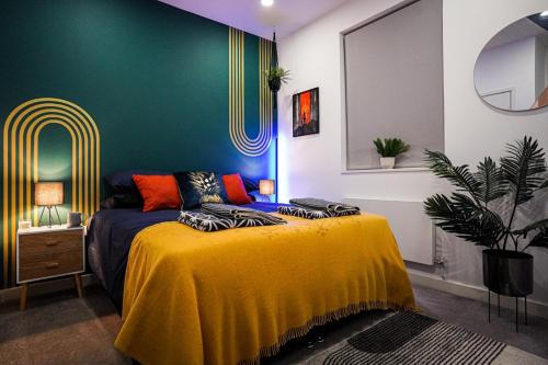 斯蒂夫尼奇Luxury Stevenage Town Centre Apartment的一间卧室配有一张黄色毯子床