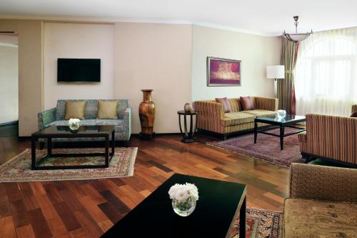 卡拉奇卡拉奇莫凡彼酒店的客厅配有沙发和桌子