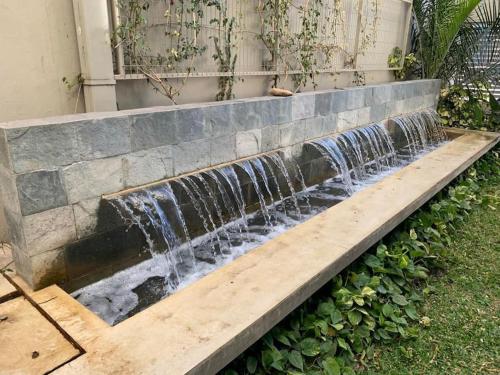 圣达菲Monoambiente céntrico的院子内带瀑布的石凳