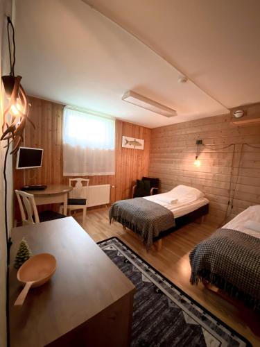 阿尔维斯尧尔Lumi Guest House的酒店客房配有两张床和一张书桌
