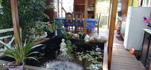 珀蒂蒂勒la cigogne的一个带椅子和庭院的房子里的锦 ⁇ 池塘