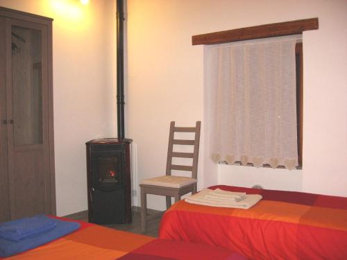 圣多利格德拉瓦Torrente Rosandra的一间卧室配有炉灶、一张床和一把椅子