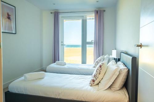 佩伦波斯Luxury beach apartment的海滩景客房 - 带两张床