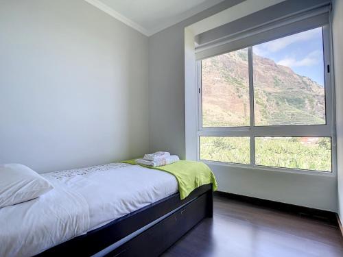 Madalena do MarSunny Side by Atlantic Holiday的一间卧室设有一张床和一个大窗户