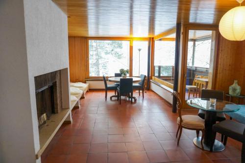 拉格斯Grosse 4 Zimmer Wohnung mit traumhafter Aussicht的客厅设有壁炉、桌子和椅子