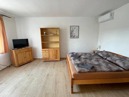 瓦尔季采Ubytování Valtík的一间卧室配有一张床和一台电视