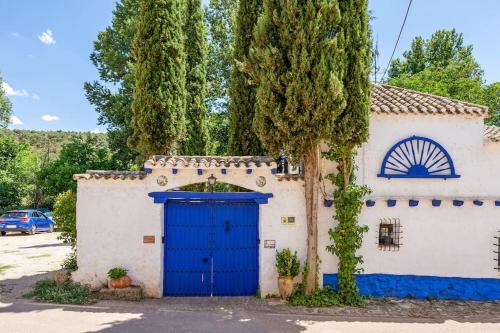 奥萨德蒙铁尔Venta del Celemín的白色的建筑中,有树木的蓝色门