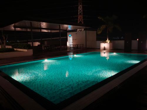 北赖Preferred30 3R2B 7pax Meritus Perai的游泳池在晚上点亮