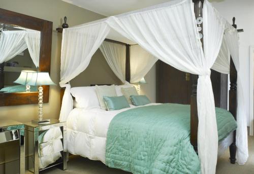 克劳利温德伏尔精品酒店的一间卧室配有一张带天蓬的床