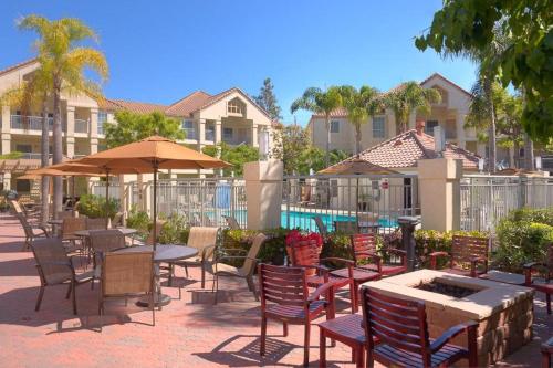 埃尔塞贡多Hyatt House LAX Manhattan Beach的一个带桌椅的庭院和一个游泳池