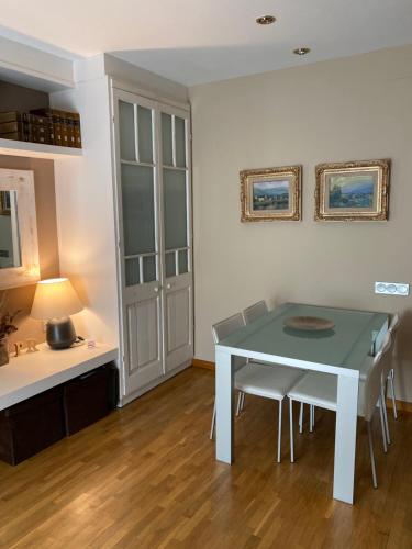 巴塞罗那佩蒂特罗瑟洛公寓的一间配备有白色桌椅的用餐室